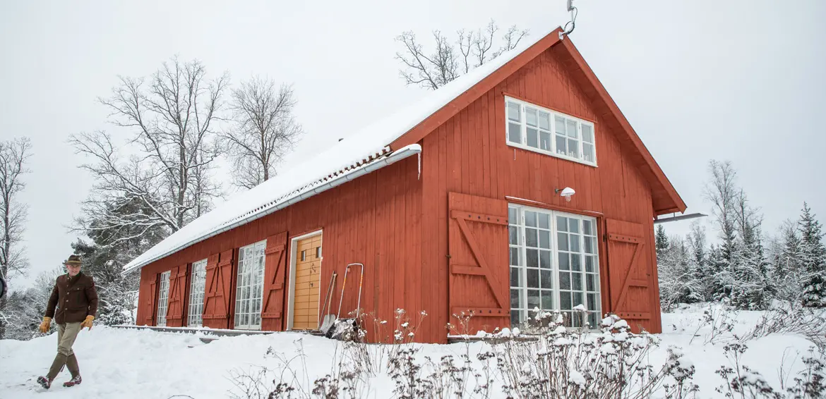 Huvudbostaden är målad med ljus Falu rödfärg och matchar det torp som redan fanns på fastigheten. Foto: Felicia Yllenius