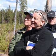 På skogsdagen utanför Hjo deltog ett 30-tal skogsägare och anställda på Skogssällskapet för att lära sig mer om tallföryngring. Foto: Ulrika Lagerlöf