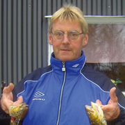 Janne Larsson med två fiskar
