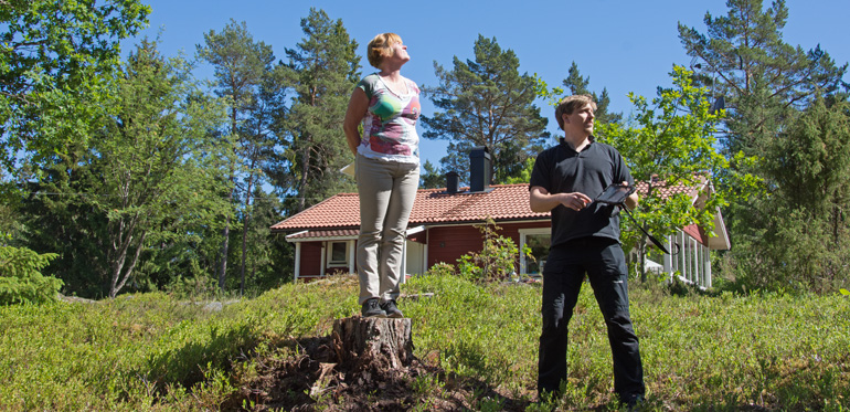 Marie Elgerus-Rosendahl, Utveda tomtförening och Alexander Karlsson, skogsförvaltare på Skogssällskapet. Foto: Ulrika Lagerlöf 