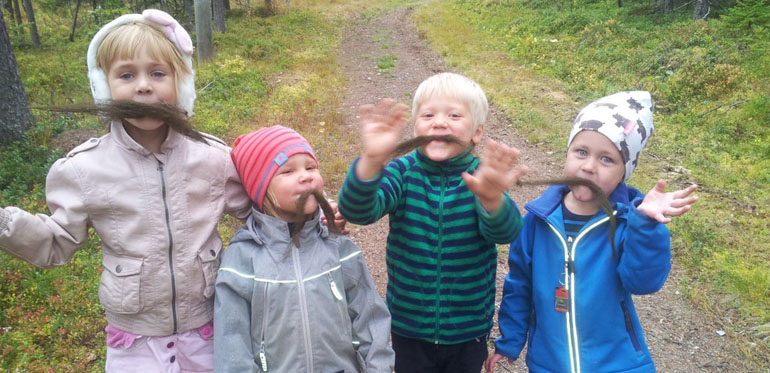 Glada barn i skogen