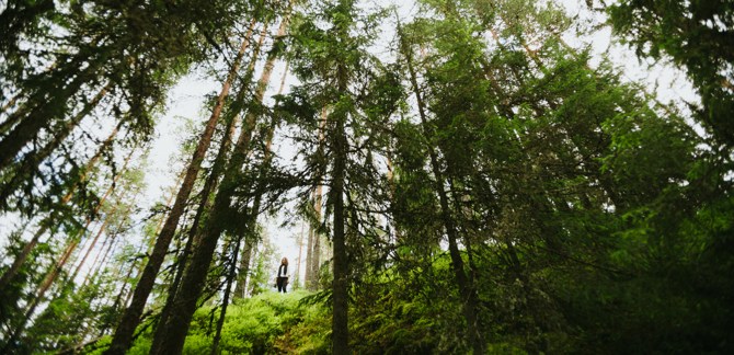 Kvinna i skog. Foto: Matilda Holmqvist