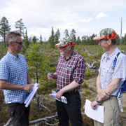Urban Nilsson tillsammans med två av deltagarna på skogsdagen. 